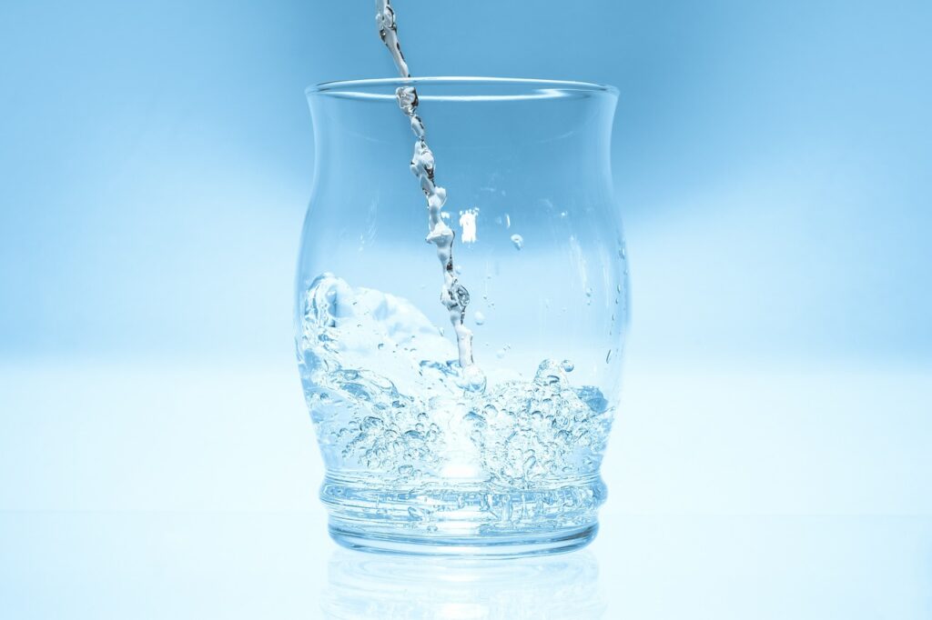 bicchiere con acqua fresca e potabile a scroscio