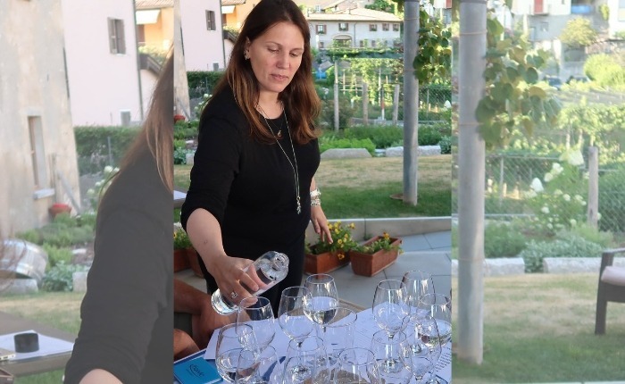 Foto di Elena Mozzini al workshop di degustazione delle acque organizzato dall'Associazione Fontanieri Ticinesi nel 2019