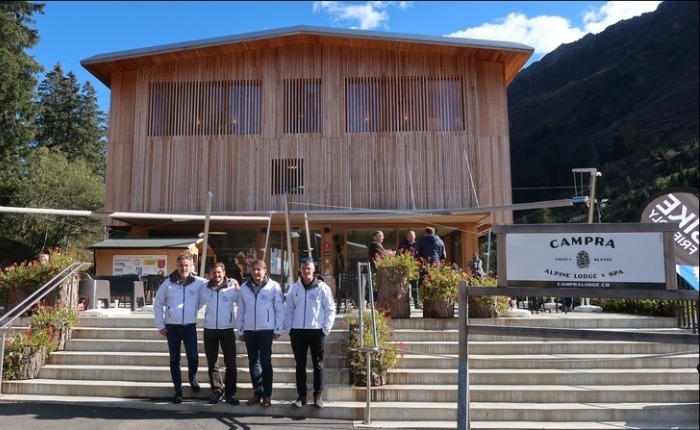 Foto del comitato dell'Associazione Fontanieri Ticinesi in occasione del workshop a Campra nel 2022