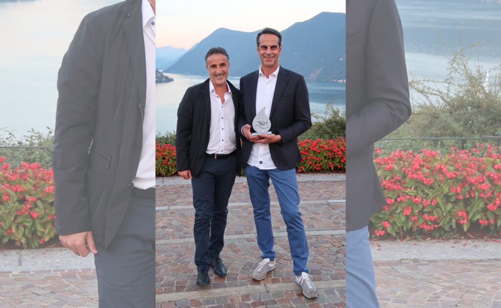 Foto del presidente, Matteo Negri, e del socio onorario, Roberto Gandini, di Associazione Fontanieri Ticinesi all'assemblea ordinaria 2020, durante la consegna della goccia d'acqua in granito