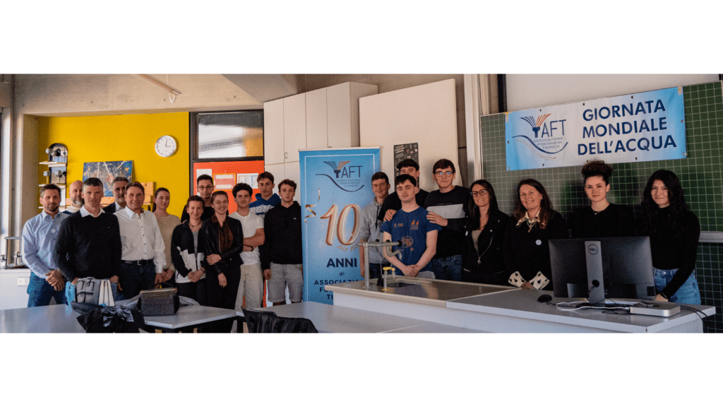 Foto di alcuni membri del comitato di AFT con gli studenti del Collegio Papio, la professoressa di biologia, Valentina Zambetti, ed Elena Mozzini, idrosommelier e consulente AFT.